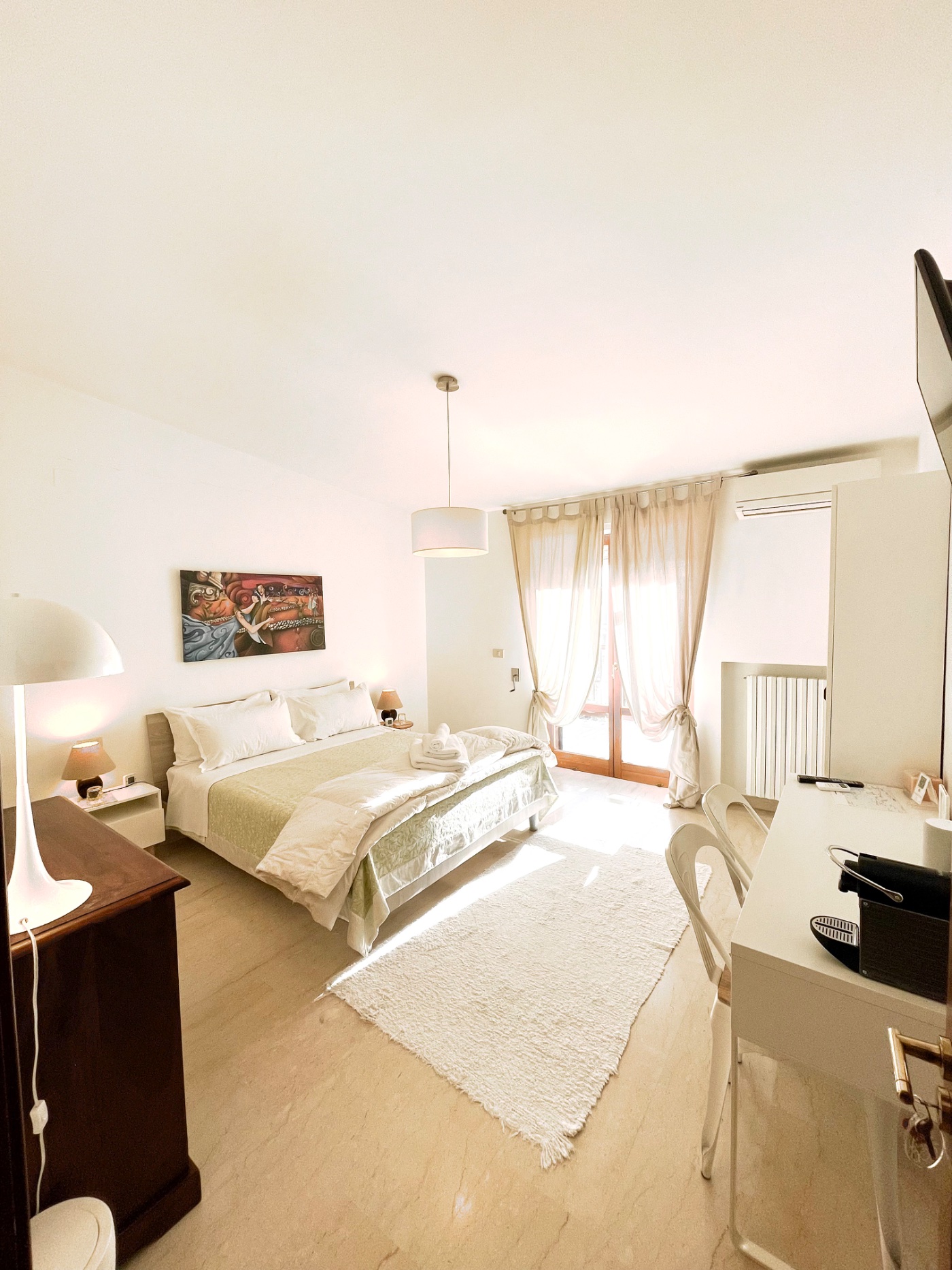 Matrimoniale con bagno in comune e balcone del B&B Le Saline